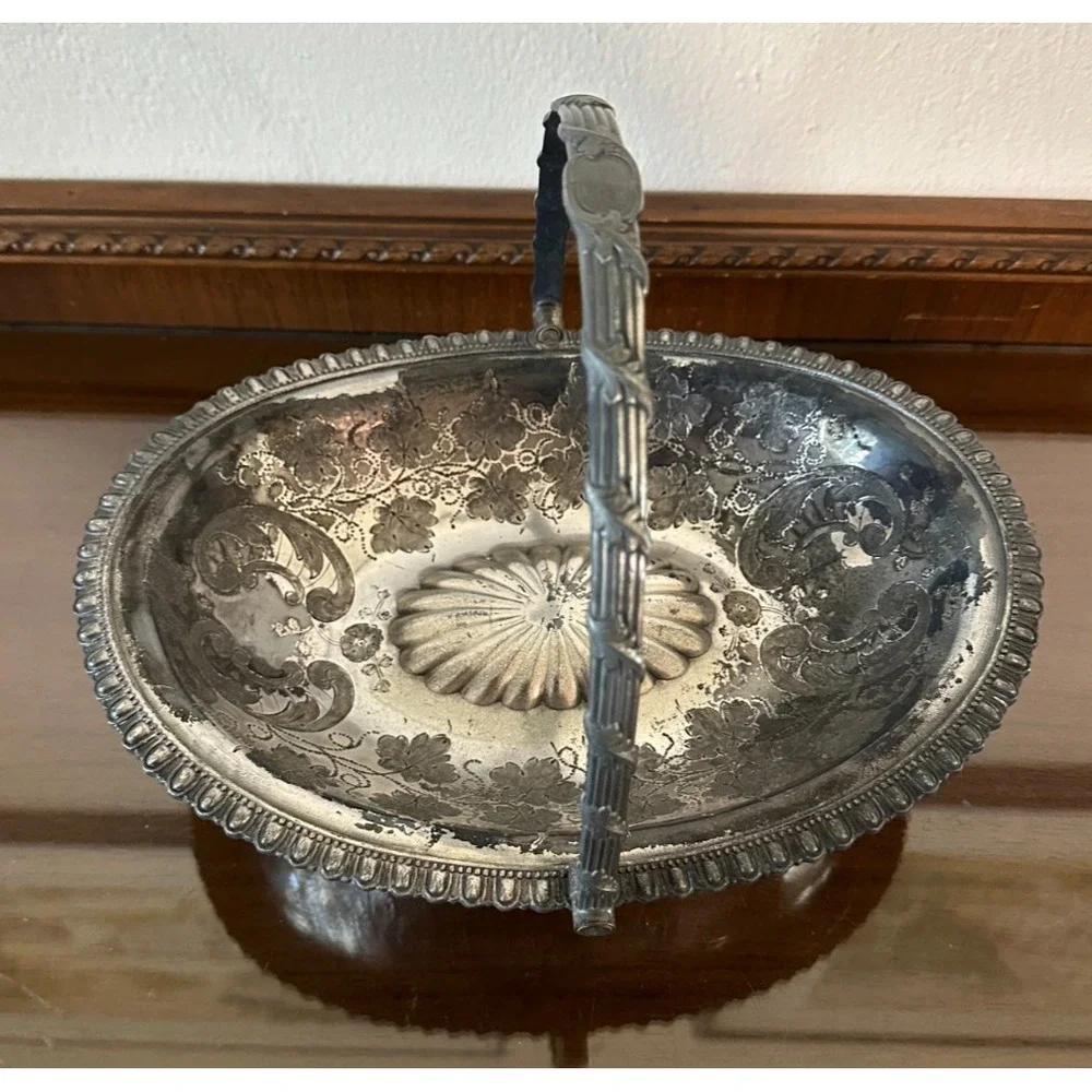 1865 Meriden Britanic Co‎ Silverplate Floral Bridal Fruit Basket Bowl Handle